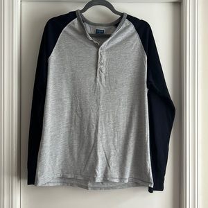 Men’s gray/navy long sleeve shirt